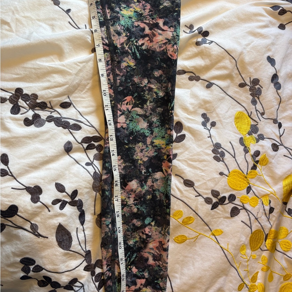 Lululemon Athletica Leggings
Wunder Under High-Rise Multi-color - Picture 7 of 12